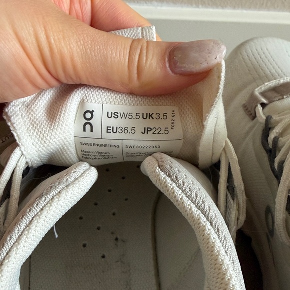 GUC on running cloudnova 2 ice/sand size 5.5 with original shoe box - Picture 5 of 16